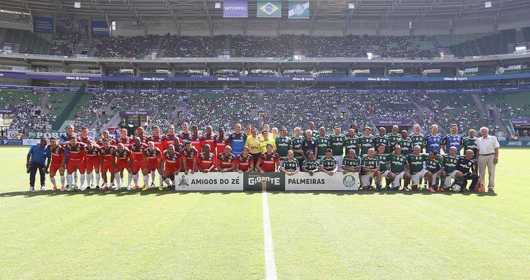 Elencos de Ídolos do Palmeiras e Amigos do Zé Roberto em amistoso do ex-meia.