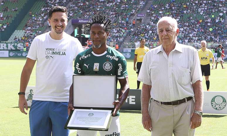 Zé Roberto é homenageado pelo Palmeiras, clube pelo qual se aposentou do futebol.