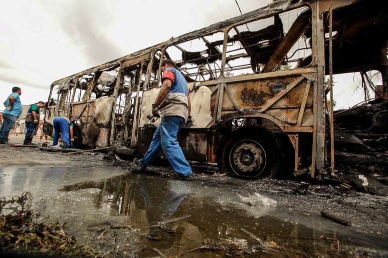 Ônibus da linha 383 (Parque São João/Siqueira) que foi incendiado na manhã de quinta-feira, 10 de janeiro, no loteamento Paraíso Verde, no bairro Siqueira, em Fortaleza