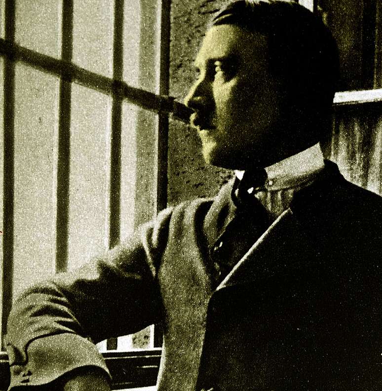 Nesta rara fotografia, Adolf Hitler aparece em sua cela na prisão de Landsberg, quando ainda era um preso político sem importância