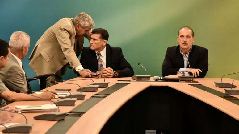 Reunião do governo de transição: Augusto Heleno (de pé, esq.), Santos Cruz e Onyx (dir.)