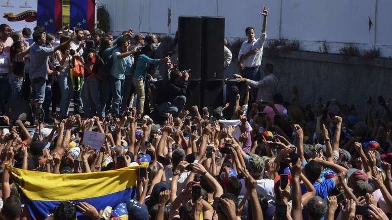 Nas útimas 48 horas, Guaidó surgiu como o rosto mais visível do movimento que tenta tirar Maduro do poder na Venezuela.