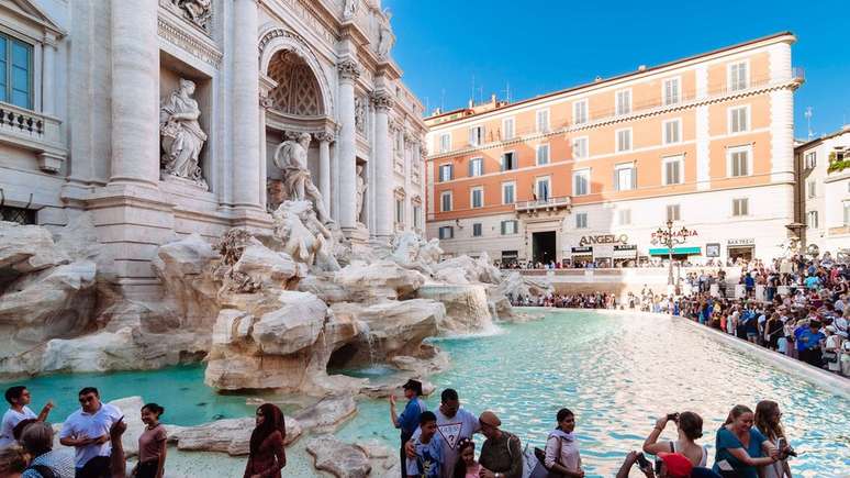 Milhões de turistas visitam a Fontana di Trevi todos os anos