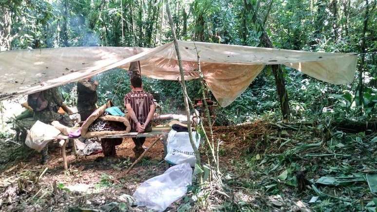 Jovem que estava no acampamento foi autuado por crime ambiental