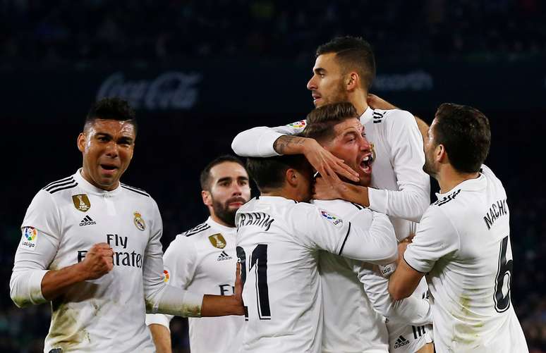 Jogadores do Real Madrid comemoram gol de Dani Ceballos contra o Betis