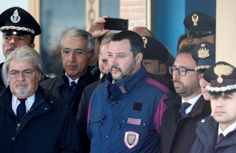 Vice-premi&ecirc; e ministro do Interior da Italia, Matteo Salvini (de jaqueta azul da pol&iacute;cia, no centro), espera chegada de ex-guerrilheiro Cesare Battisti
14/01/2019
REUTERS/Max Rossi