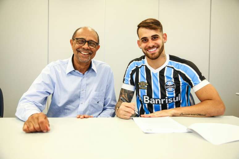 Vizeu de volta ao Brasil com a camisa do Grêmio (Foto: Lucas Uebel/Grêmio FPBA)