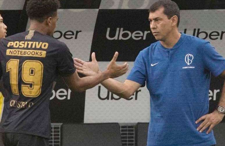 Gustagol cumprimenta o técnico Carille ao ser substituído na Arena (Foto: Divulgação)