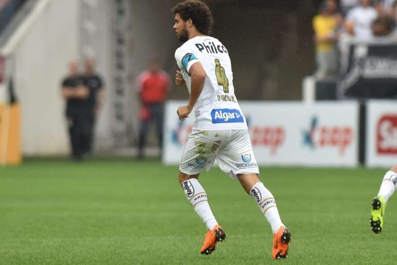 Victor Ferraz deve ser o capitão de Sampaoli nesta temporada; lateral é titular da equipe (Foto: Ivan Storti/Santos)