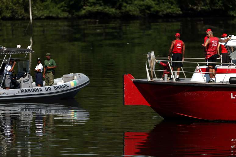 Embarcações da Marinha e do Corpo de Bombeiros durante a ação de resgate após o helicóptero da Polícia Militar do Estado do Rio de Janeiro (PMERJ) cair por volta das 9h da manhã desta segunda-feira, 14, na Baía de Guanabara, próximo à Cidade Universitária, na zona norte da capital fluminense