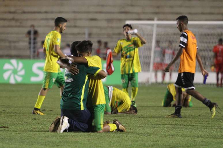 Jogadores do Galvez (AC) comemoram classificação após a vitória por 2 a 0 diante do XV de Piracicaba no Grupo 13 da Copa São Paulo de Futebol Júnior,