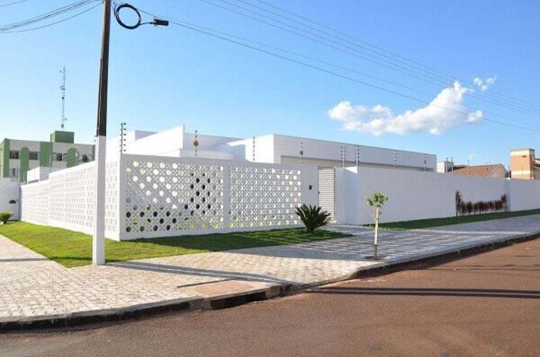 3- Os muros de casas modernas com cobogós permitem uma privacidade parcial. Fonte: Pinterest