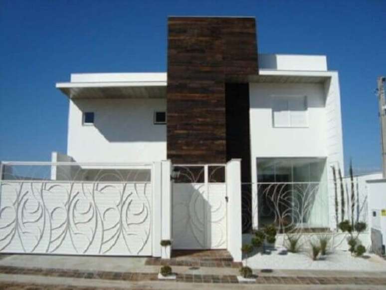 16- Os muros modernos com grade artística em ferro valorizam os imóveis. Fonte: Casa e Construção