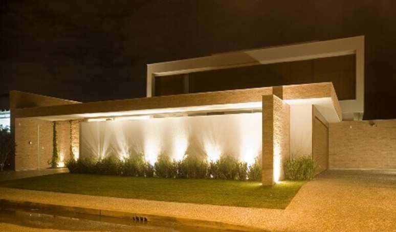 19- Os muros modernos tem iluminação focada na vegetação e nos elementos arquitetônicos. Fonte: Blog da Decoração