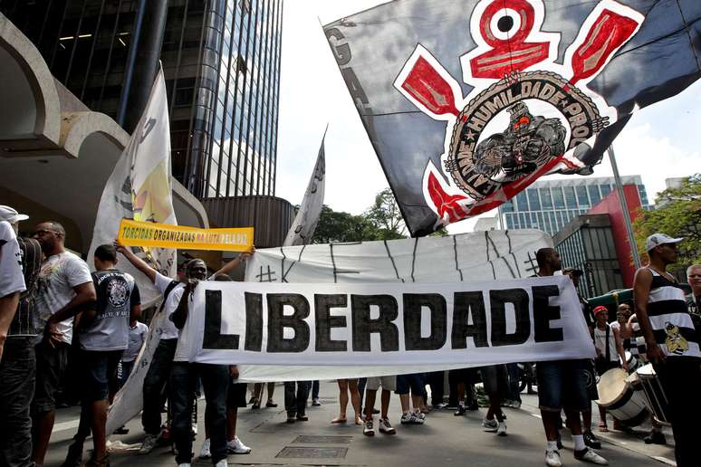 Em 2013, torcedores do Corinthians protestaram em frente ao Consulado Geral da Bolívia pela libertação dos 12 corintianos presos acusados de envolvimento com a morte do jovem Kevin Beltrán, de 14 anos