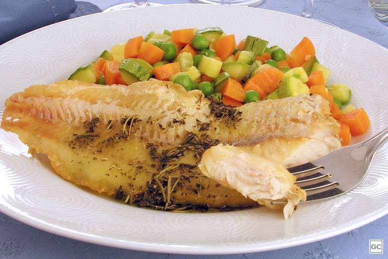 Peixe grelhado com abobrinha, cenoura e ervilha