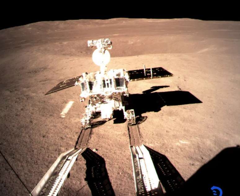 Imagens brutas fizeram a superfície lunar parecer vermelha; as novas imagens foram calibradas