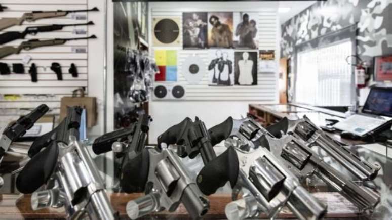 A posse de arma &eacute; uma autoriza&ccedil;&atilde;o emitida pela Pol&iacute;cia Federal para que um cidad&atilde;o possa ter um arma dentro de casa ou no lugar de trabalho, contanto que seja ele o titular ou o respons&aacute;vel legal pelo estabelecimento.