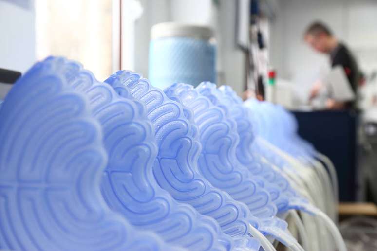 A touca inglesa fica ligada a um&nbsp;sistema de resfriamento que mant&eacute;m um l&iacute;quido circulante a -4&ordm;C.