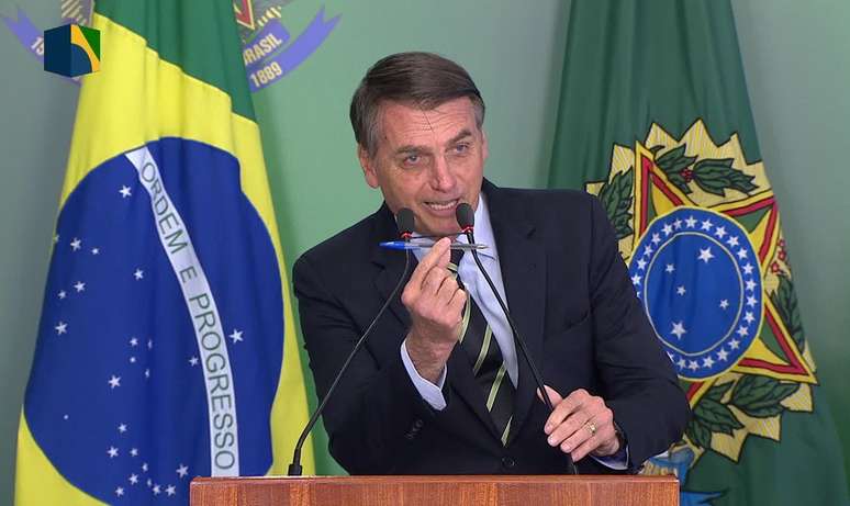 Bolsonaro assina decreto que facilita o porte de armas de fogo
