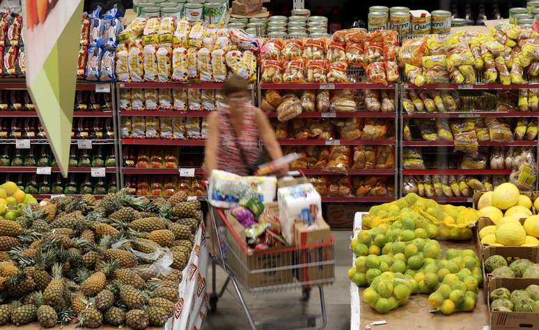 Consumidora em mercado em São Paulo
11/01/2017
REUTERS/Paulo Whitaker