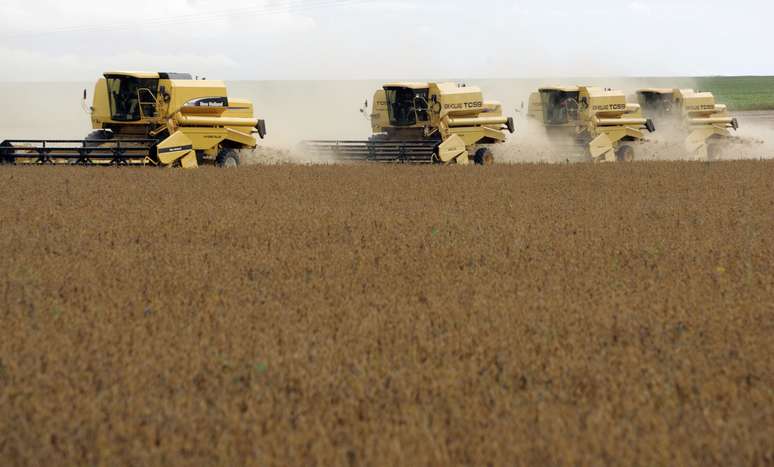 Colheitadeira  em campo de plantio de soja no Mato Grosso
29/02/2008
REUTERS/Paulo Whitaker 