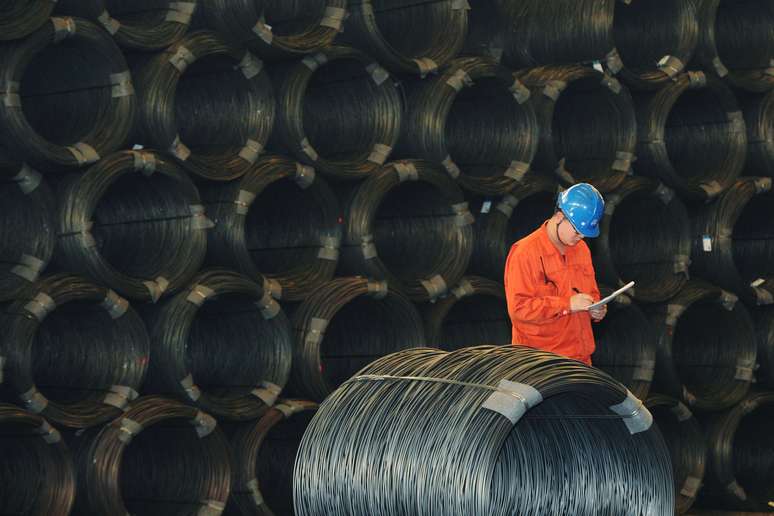 Trabalhador em galpão de armazenamento de fios de aço na China
09/11/2018
REUTERS/Stringer 