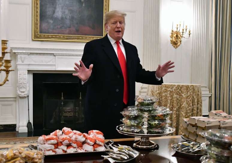 Donald Trump serve fast-food para campeões de futebol americano universitário na Casa Branca 14/01/2019 Brad Mills-USA TODAY Sports