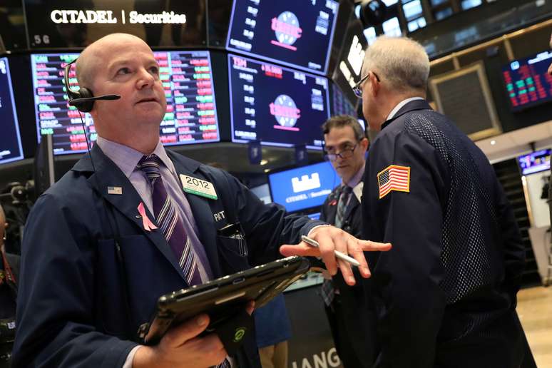 Operadores trabalham no pregão da Bolsa de Valores de Nova York. 10/01/2019. REUTERS/Brendan McDermid 