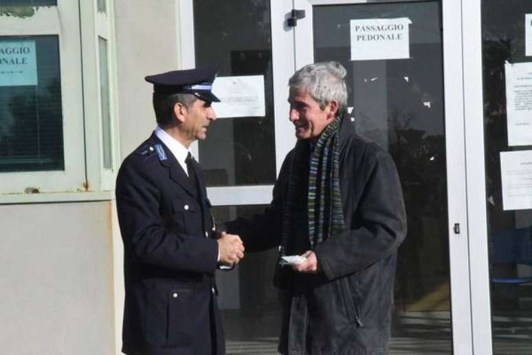 Davide Steccanella (à direita), na entrada da penitenciária de Massama, na Sardenha