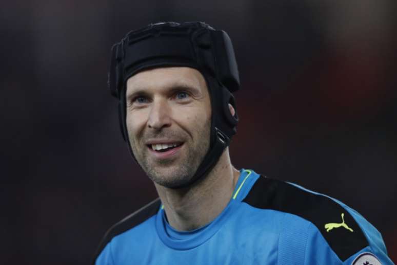 Cech é um dos grandes goleiros dos últimos anos (Foto: Adrian Dennis / AFP)