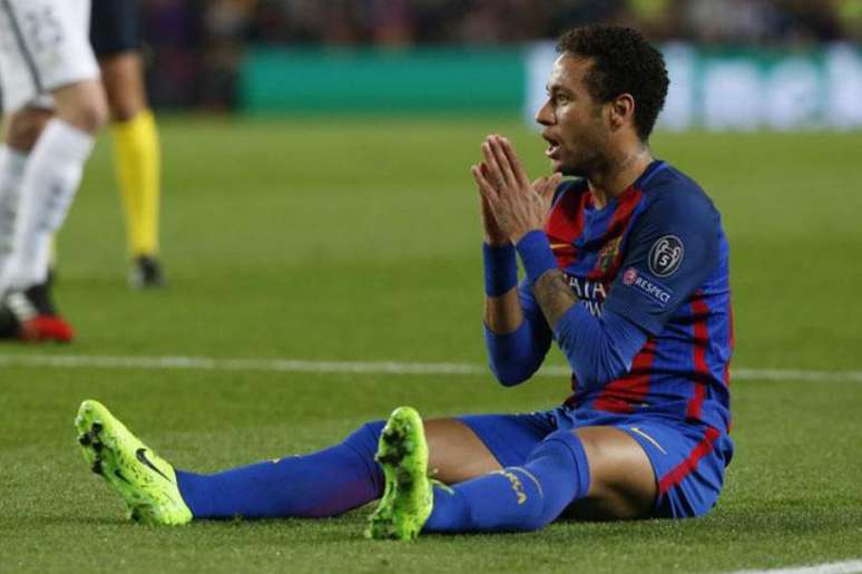 Brasileiro em campo pelo Barça (Foto: PAU BARRENA / AFP)