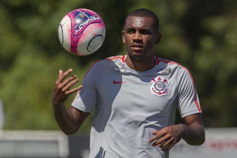 Marllon foi testado entre os titulares do Corinthians (Foto: Daniel Augusto Jr)