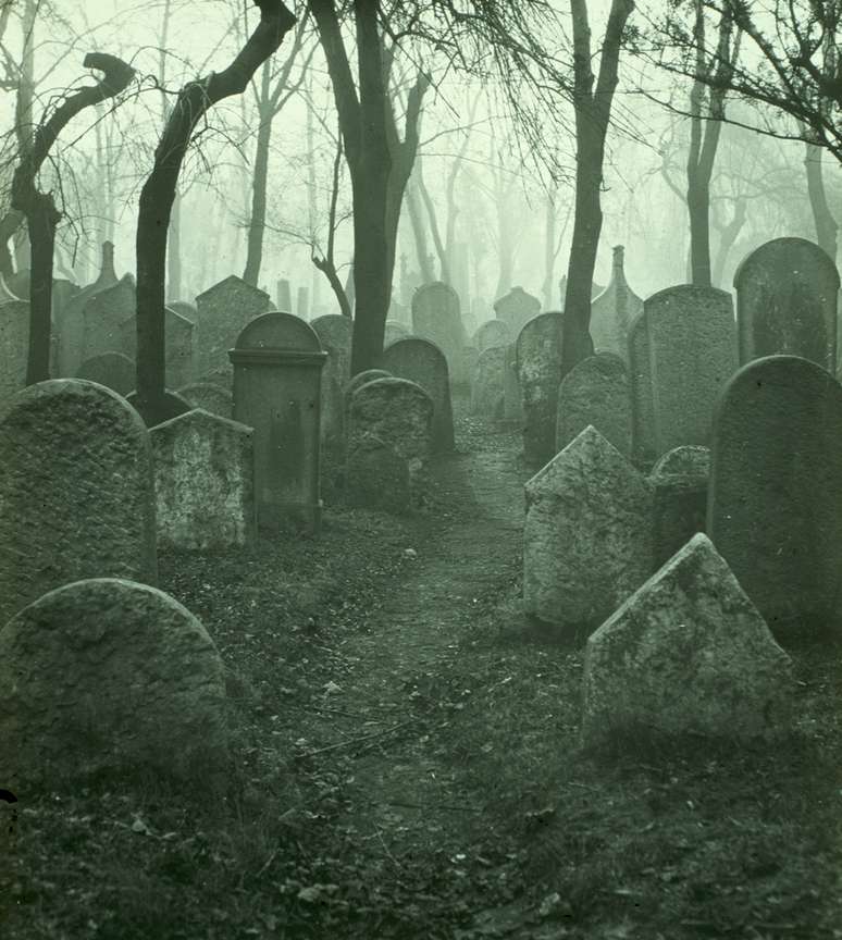 Paralelepípedos foram feitos a partir de lápides; na imagem, um antigo cemitério judaico em Praga, em 1904