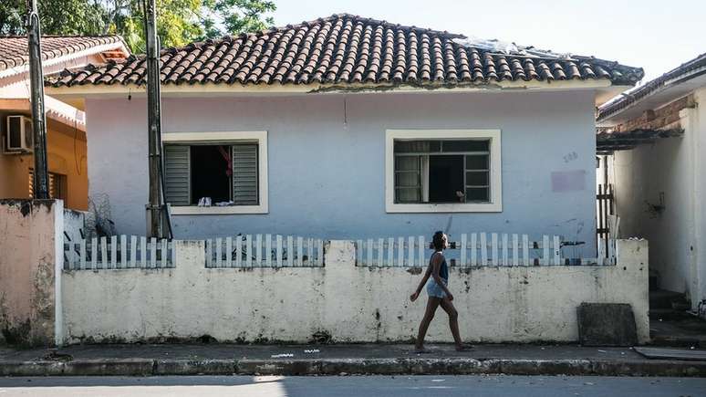 Casa em que Bolsonaro morou em Eldorado Paulista, em frente ao rio Ribeira