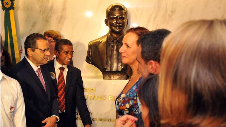 Neto de Rubens Paiva acusa Bolsonaro de ter cuspido em busto do seu avô