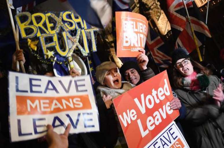 Ativistas eurocéticos protestam em frente ao Parlamento do Reino Unido, em Londres