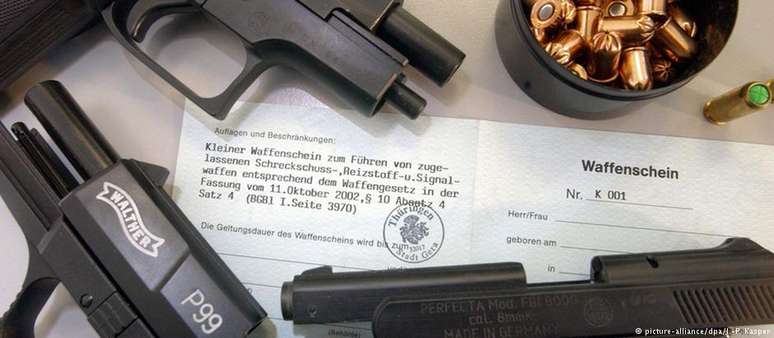 Armas de pressão de ar comprimido, munições e um exemplar de uma licença de posse de arma na Alemanha