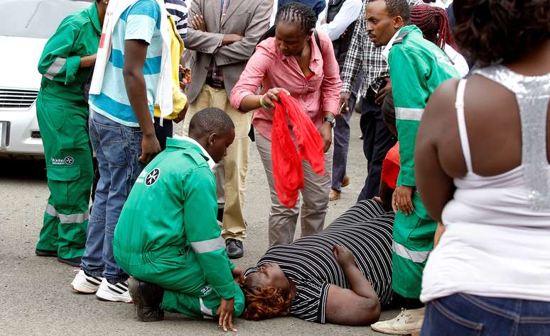 Familiar de pessoa morta em ataque a hotel em Nairóbi desmaia em frente a necrotério 16/01/2019 REUTERS/Njeri Mwangi