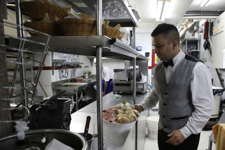 Garçom carrega prato de comida em restaurante no Rio de Janeiro, Brasil
14/10/2013
REUTERS/Sergio Moraes 