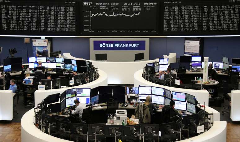 Operadores durante pregão na Bolsa de Frankfurt, na Alemanha
26/11/2018
REUTERS/Staff 