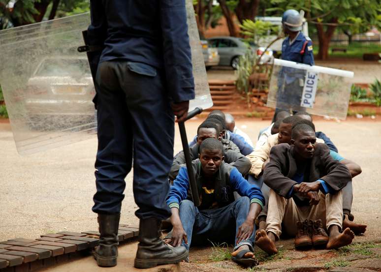 Pessoas presas durantes protestos em Harare 16/01/2019 REUTERS/Philimon Bulawayo