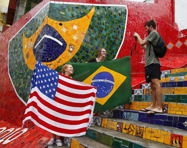 Tiristas com bandeiras do Brasil e dos EUA no Rio de Janeiro
10/06/2014 REUTERS/Eddie Keogh