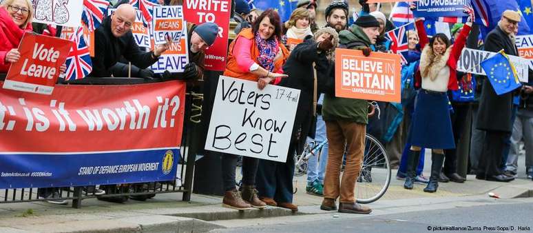 Manifestantes contrários e favoráveis ao Brexit acompanham votação do lado de fora do Parlamento, em Londres