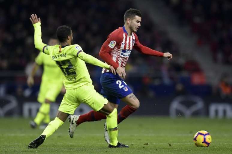 Hernández passa por Rafinha em jogo do Atlético com o Barcelona (Foto: Oscar del Pozo / AFP)