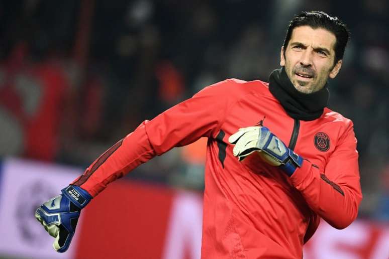 Buffon com a camisa do PSG (Foto: AFP)