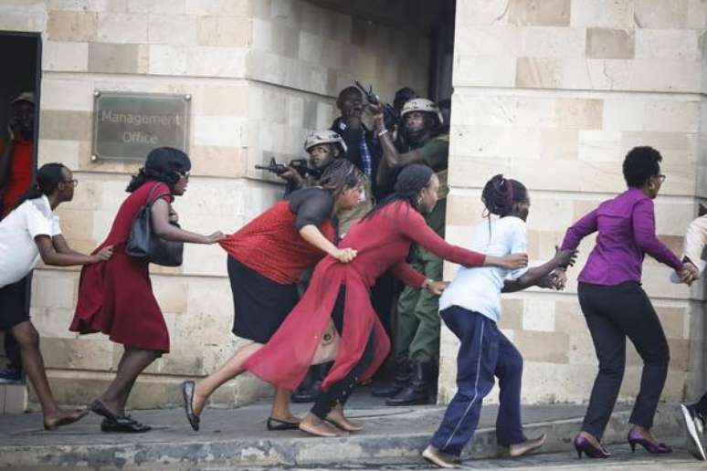 Mulheres são evacuadas durante atentado terrorista em Nairóbi, Quênia