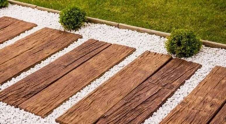 11. O caminho com pedras e revestimentos 3D de madeira ficou super charmoso &ndash; Foto: Admirato