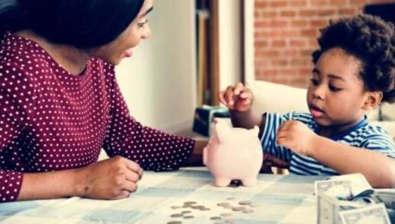 Salário de mãe deveria ser o dobro de engenheiro, sugere estudo