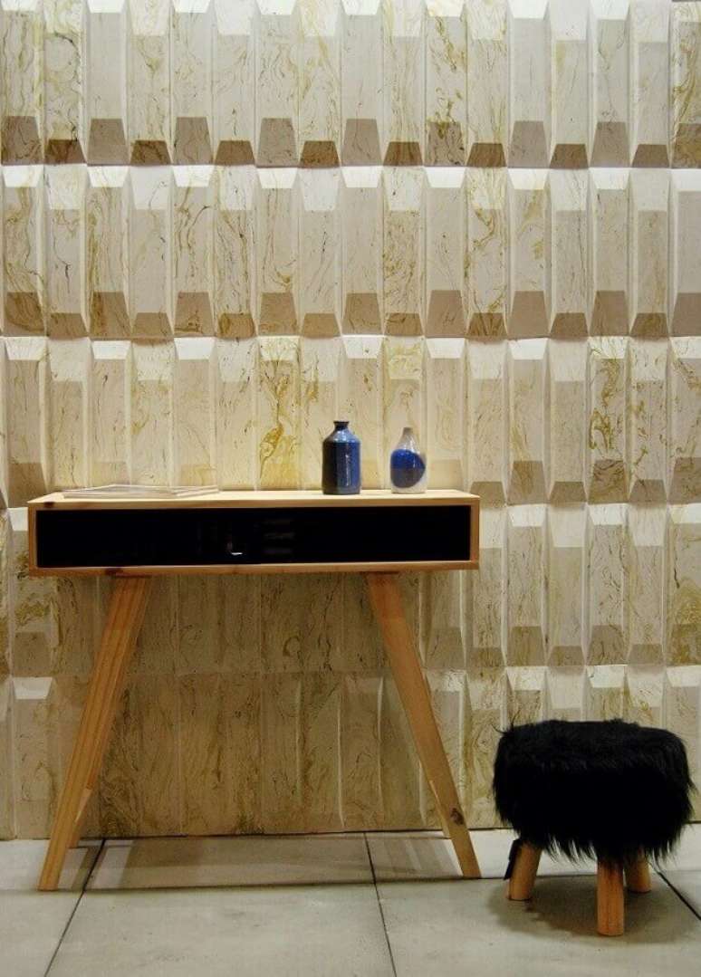 16. Decoração elegante em tons neutros com revestimento 3D para parede com móvel minimalista de madeira – Foto: Admirato